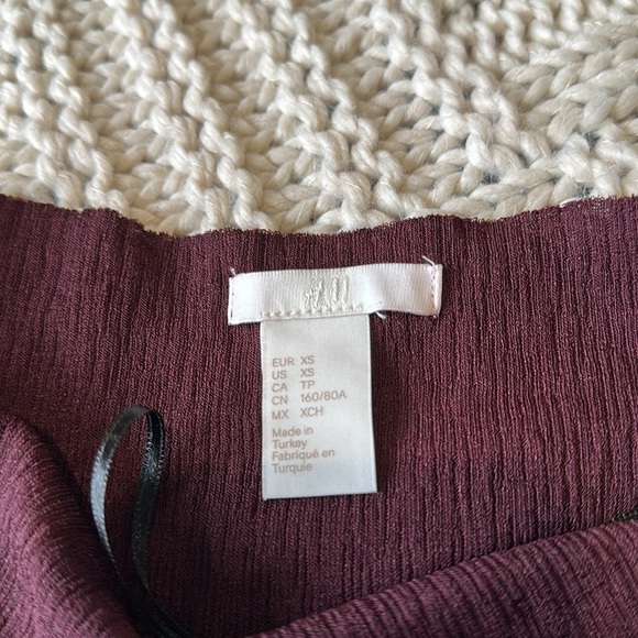 H&M burgundy short sleeve top - Picture 5 of 5